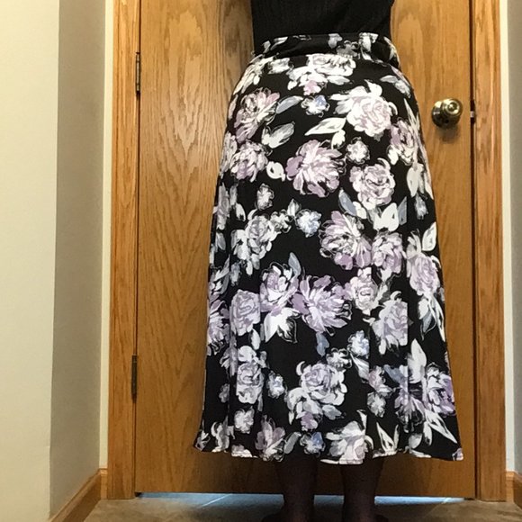 Croft & Barrow - Purple, blue & white floral skirt with black background - Picture 4 of 9